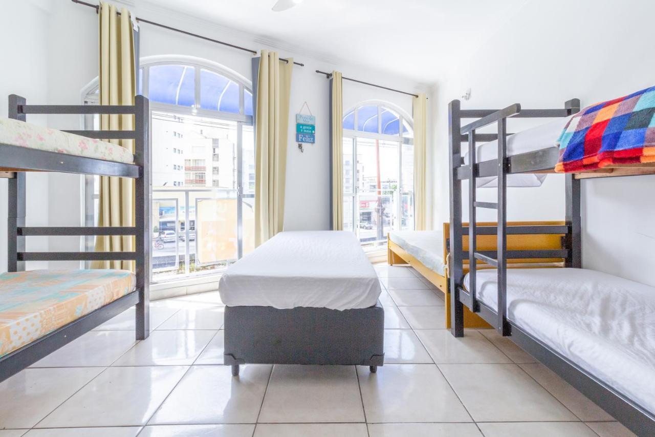 Le Monde Hostel Гуаружа Екстер'єр фото